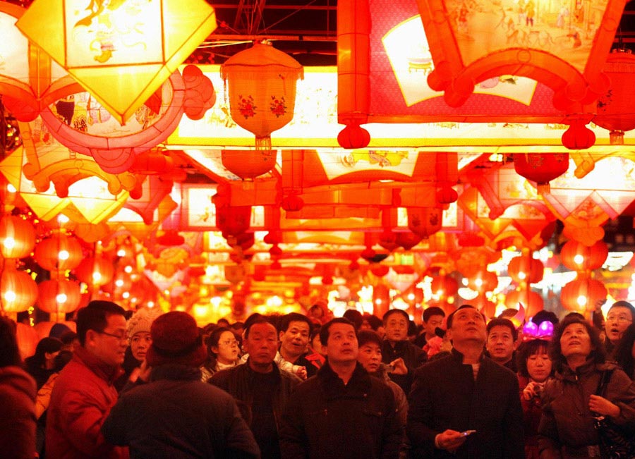 People watch lanterns at a lantern exhibition in Tianjin municipality in North China on Feb 23, one day before the Lantern Festival, the 15th day of the first lunar month which falls on Feb 24 this year. (Photo/Xinhua)