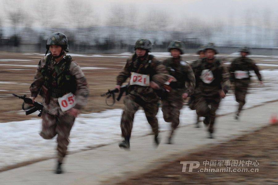A two-day-long skill competition of the core scouts of the Shandong Provincial Military Command (PMC) of the Chinese People's Liberation Army (PLA) successfully concluded on February 18, 2013. This competition highlighted the actual combat and mainly assessed the basic subjects including armed cross-country and precision shooting. Nearly 100 core scouts of the amphibious reconnaissance major under the Shandong PMC participated in the skill competition. (China Military Online/Xue Peng and Lu Jun)