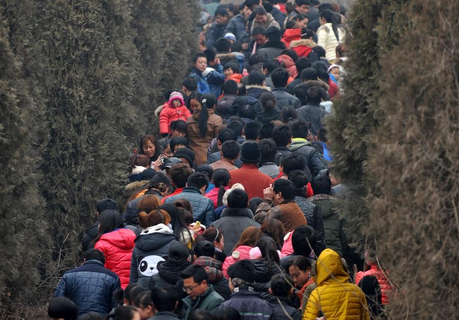 People walk on a hill path towards a temple fair to celebrate the Lantern Festival in Baoding City, north China's Hebei Province, Feb. 24, 2013. Chinese people received the Lantern Festival on Feb. 24, the 15th day of the first lunar month this year.(Xinhua/Zhu Xudong)