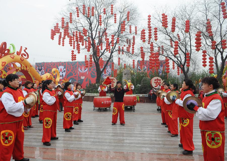 People play the drum and gong at a temple fair to celebrate the Lantern Festival in Taiyuan Zoo in Taiyuan, capital of north China's Shanxi Province, Feb. 24, 2013. Chinese people received the Lantern Festival on Feb. 24, the 15th day of the first lunar month this year. (Xinhua/Yan Yan)