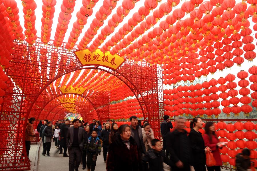 Citizens walk in a lanterns-decorated corridor at a temple fair to celebrate the Lantern Festival in Taiyuan Zoo in Taiyuan, capital of north China's Shanxi Province, Feb. 24, 2013. Chinese people received the Lantern Festival on Feb. 24, the 15th day of the first lunar month this year. (Xinhua/Yan Yan)