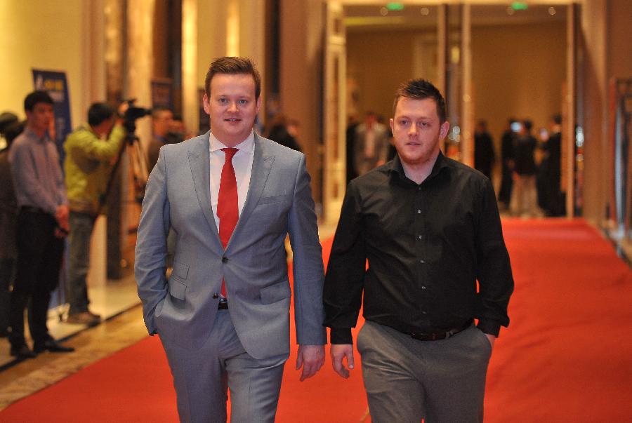 Shaun Murphy (L) of England and Mark Allen of Northern Ireland arrive on the red carpet before the news conference for the Haikou World Open snooker tournament in Haikou, south China's Hainan Province, Feb. 24, 2013. (Xinhua/Guo Cheng)