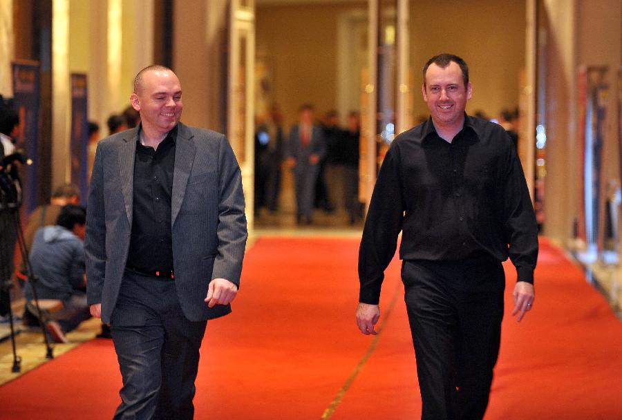 Mark Williams (R) of Wales and Stuart Bingham of England arrive on the red carpet before the news conference for the Haikou World Open snooker tournament in Haikou, south China's Hainan Province, Feb. 24, 2013. (Xinhua/Guo Cheng)