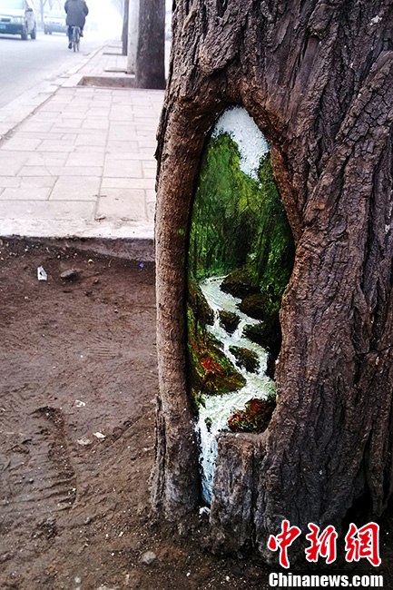 Student painter Wang Yue shows her talent by painting tree holes in Shijiazhuang, capital city of Hebei Province. (Photo/CNS)