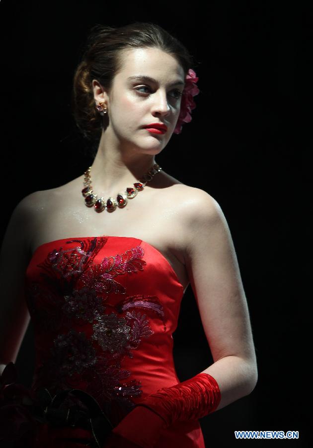 A model presents a creation at an international wedding dress show featuring 70 new designs in Shanghai, east China, Feb. 23, 2013. (Xinhua/Ren Long)