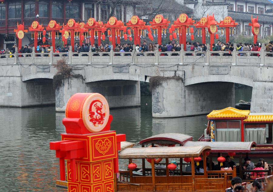 Visitors are seen at the Confucius Temple in Nanjing, capital of east China's Jiangsu Province, Feb. 24, 2013. On the Lantern Festival, tens of thousands of visitors came to the Confucius Temple, a famous tourist destination in Nanjing. (Xinhua/Sun Can)