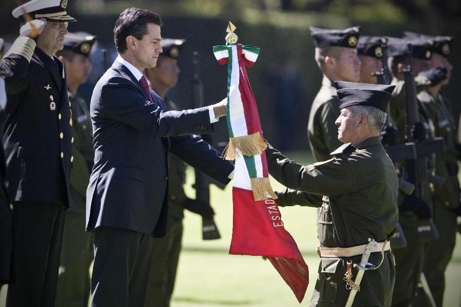 Mexican President Enrique Pena Nieto (2nd L) recieves the Mexican National Flag during a ceremony to commemorate the National Flag Day held at the Marte Military Camp, in Mexico City, capital of Mexico, Feb. 24, 2013. (Xinhua/Rodrigo Oropeza) 