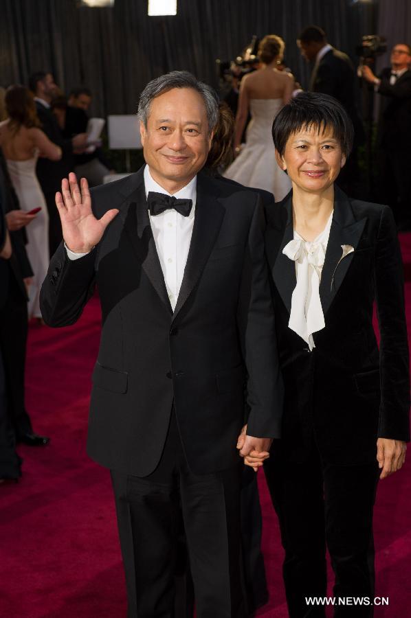 Director Ang Lee arrives with his wife Jane Lin at the Oscars at the Dolby Theatre in Hollywood, California on Feb. 24, 2013. (Xinhua/Bryan Crowe)