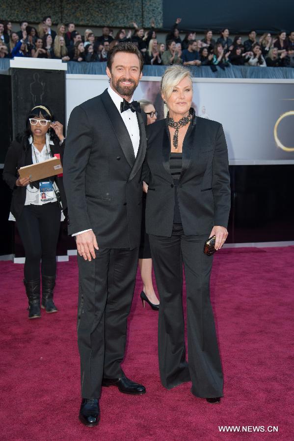 Australian actor Hugh Jackman (L) arrives with his wife Deborra-Lee Furness at the Oscars at the Dolby Theatre in Hollywood, California on Feb. 24, 2013. (Xinhua/Sara Wood)
