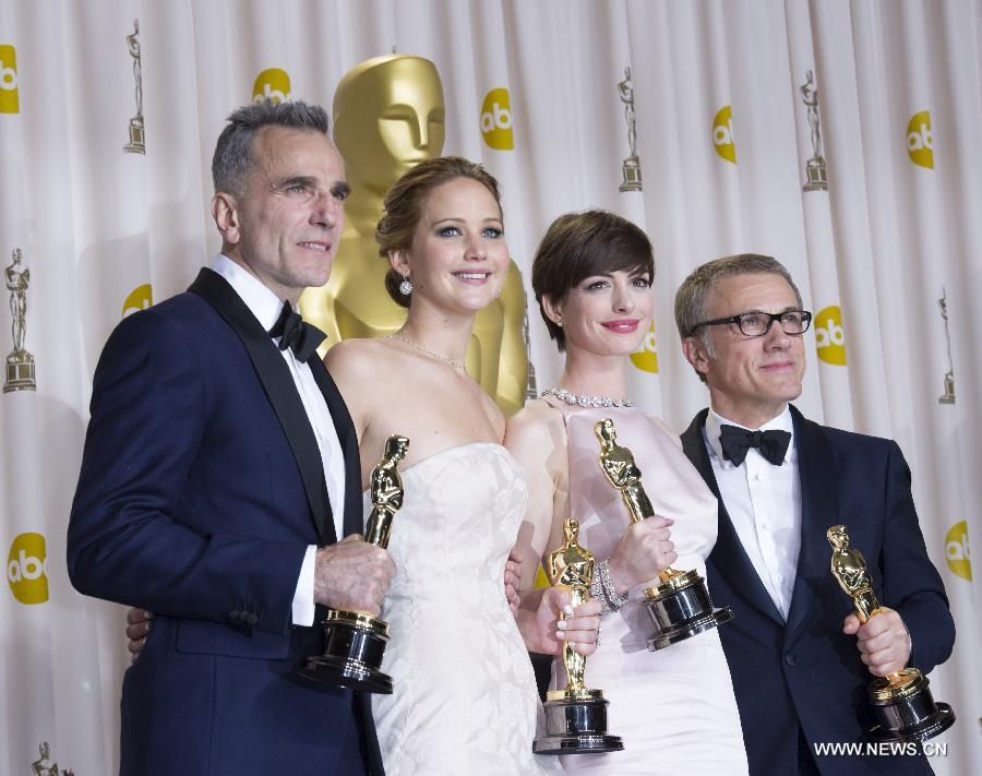 (From L To R) Daniel Day Lewis, Best Actor for "Lincoln", Jennifer Lawrence, Best Actress for "Silver Linings Playbook", Anne Hathaway, Best Supporting Actress for "Les Miserables" and Christoph Waltz, Best Supporting Actor for "Django Unchained", pose with their Oscars backstage at the 85th Academy Awards in Hollywood, California Feb. 24, 2013. (Xinhua/Yang Lei)