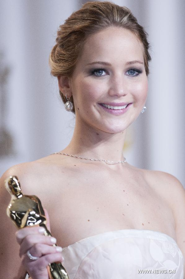 Jennifer Lawrence, Best Actress for "Silver Linings Playbook", poses with her Oscar backstage at the 85th Academy Awards in Hollywood, California Feb. 24, 2013. (Xinhua/Yang Lei)