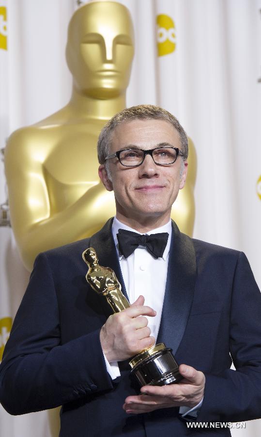 Christoph Waltz, Best Supporting Actor for "Django Unchained", poses with his Oscar backstage at the 85th Academy Awards in Hollywood, California Feb. 24, 2013. (Xinhua/Yang Lei)