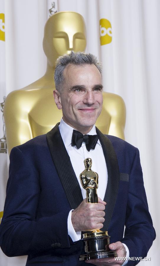 Daniel Day Lewis, Best Actor for "Lincoln", poses with his Oscar backstage at the 85th Academy Awards in Hollywood, California Feb. 24, 2013. (Xinhua/Yang Lei)