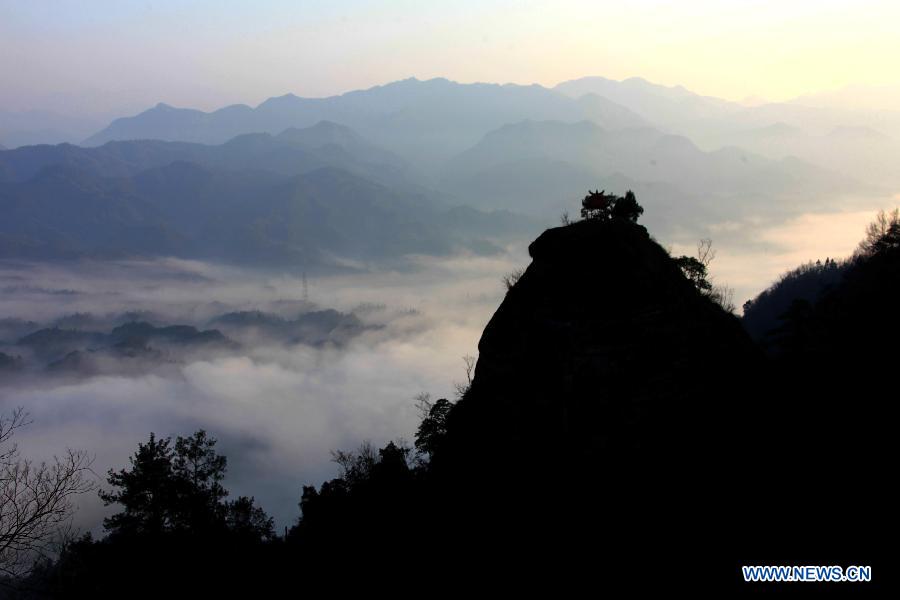 Photo taken on Feb. 24, 2013 shows the sea of clouds at the Qiyun Mountain scenic spot in Huangshan City, east China's Anhui Province. (Xinhua/Shi Guangde)