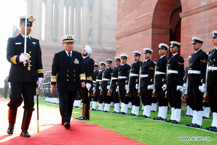 Chief of the Japanese Naval Staff Admiral Katsutoshi Kawano (2nd L) inspects guards of honor prior to a meeting at Indian Defence Head Quarters in New Delhi, India, Feb. 25, 2013. (Xinhua/Partha Sarkar) 