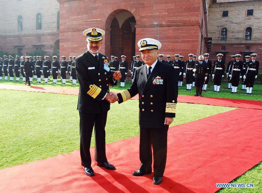 Chief of the Indian Naval Staff Admiral DK Joshi (L) shakes hands with his Japanese counterpart Admiral Katsutoshi Kawano prior to a meeting at Indian Defence Head Quarters in New Delhi, India, Feb. 25, 2013. (Xinhua/Partha Sarkar) 