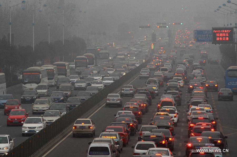 Vehicles travel in fog-shrouded Jinan, capital of east China's Shandong Province, Feb. 25, 2013. Provincial meteorological authorities issued an orange fog alert on Monday morning. (Xinhua/Guo Xulei) 