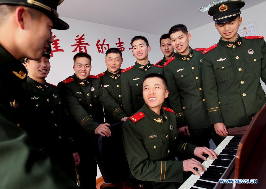 Yang Xiangyang, a member of Chinese People's Armed Police Force plays the piano for his fellows at a training break in Shanghai, east China, Feb. 25, 2013. (Xinhua/Chen Fei) 