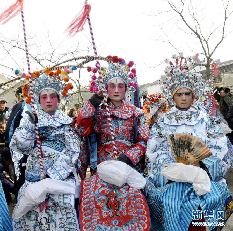 Villagers in the New Year parade in Xixin village in Wuhu, Anhui on Feb. 13, 2013. Male villagers dressed as historical figures such as Guan Yu, Zhang Fei, Liu Bei and Lu Bu gave performance in the street. (Xinhua/Tu Zhiqin) 