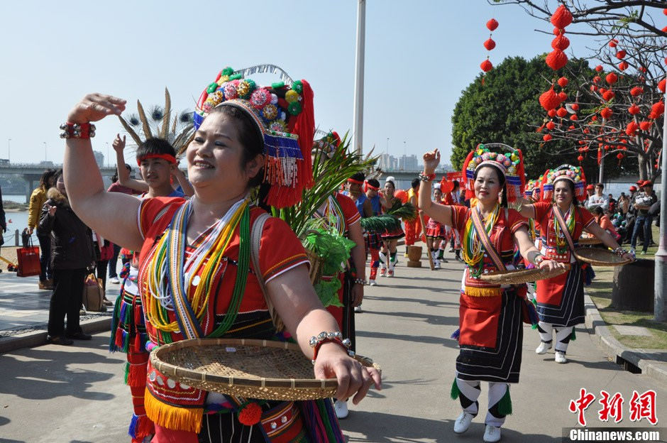 Ami people from Taiwan perform traditional dance to celebrate the Lantern Festival at the Cross-Strait Folk Culture Festival in Fuzhou on Feb. 23, 2013. (Chinanews/Chen Danni)