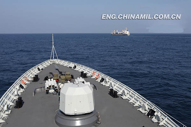 The picture shows that the "Xuzhou" guided missile frigate is escorting the "Lecong" ship. (Chinamil.com.cn /Qian Xiaohu and Fang Ting)