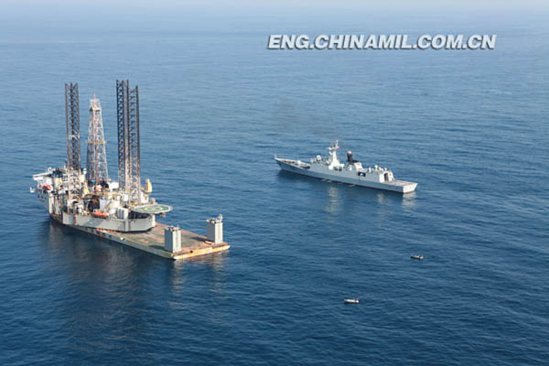 The picture shows that the "Xuzhou" guided missile frigate rescues by force the "Tai'ankou" vessel boarded and attacked by pirates. (Chinamil.com.cn /Qian Xiaohu and Fang Ting)