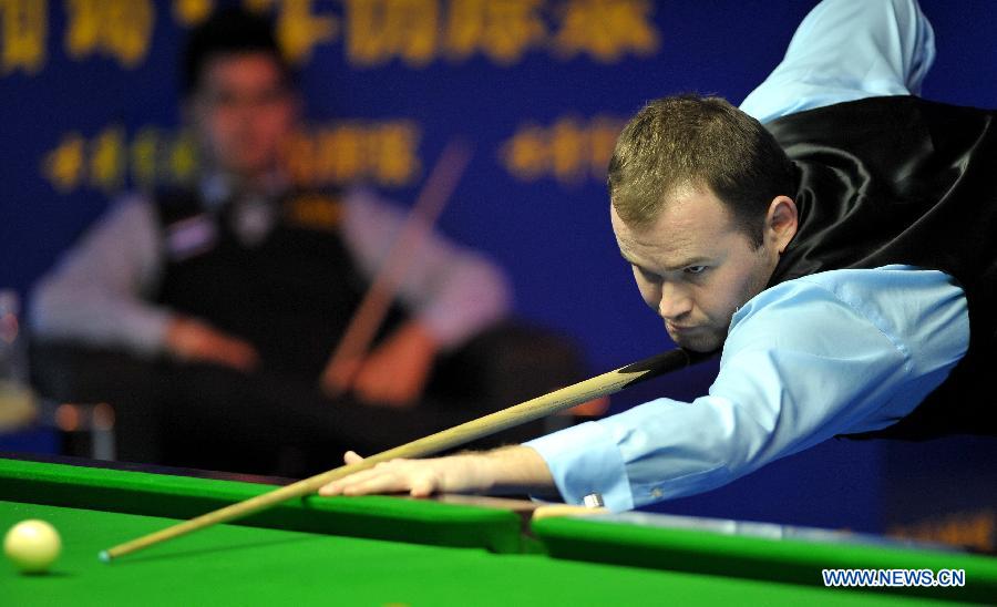 Mark Joyce of England competes during the wild card round match against Noppon Saengkham of Thailand at the Haikou World Open snooker tournament in Haikou, capital of south China's Hainan Province, Feb. 25, 2013. Joyce won 5-4. (Xinhua/Guo Cheng)