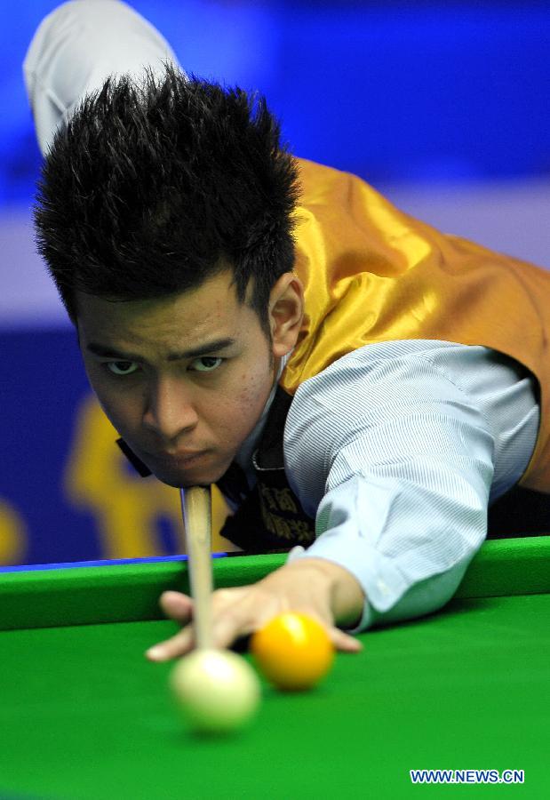 Noppon Saengkham of Thailand competes during the wild card round match against Mark Joyce of England at the Haikou World Open snooker tournament in Haikou, capital of south China's Hainan Province, Feb. 25, 2013. Joyce won 5-4. (Xinhua/Guo Cheng)