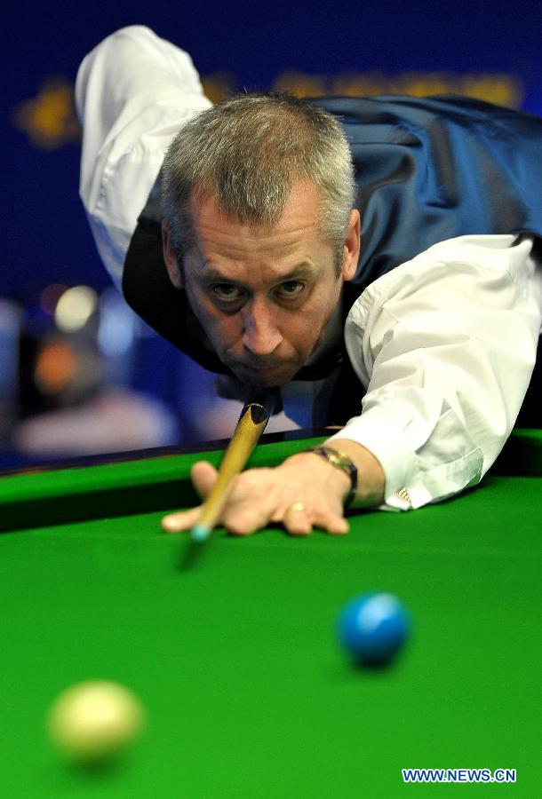 Nigel Bond of England competes during the wild card round match against Zhu Yinghui of China at the Haikou World Open snooker tournament in Haikou, capital of south China's Hainan Province, Feb. 25, 2013. Bond won 5-3. (Xinhua/Guo Cheng)