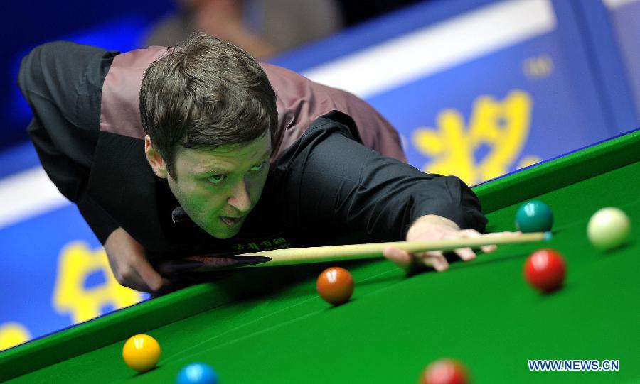 Ricky Walden of England competes during the first round match against Peter Ebdon of England at the Haikou World Open snooker tournament in Haikou, capital of south China's Hainan Province, Feb. 25, 2013. Walden won 5-2. (Xinhua/Guo Cheng)