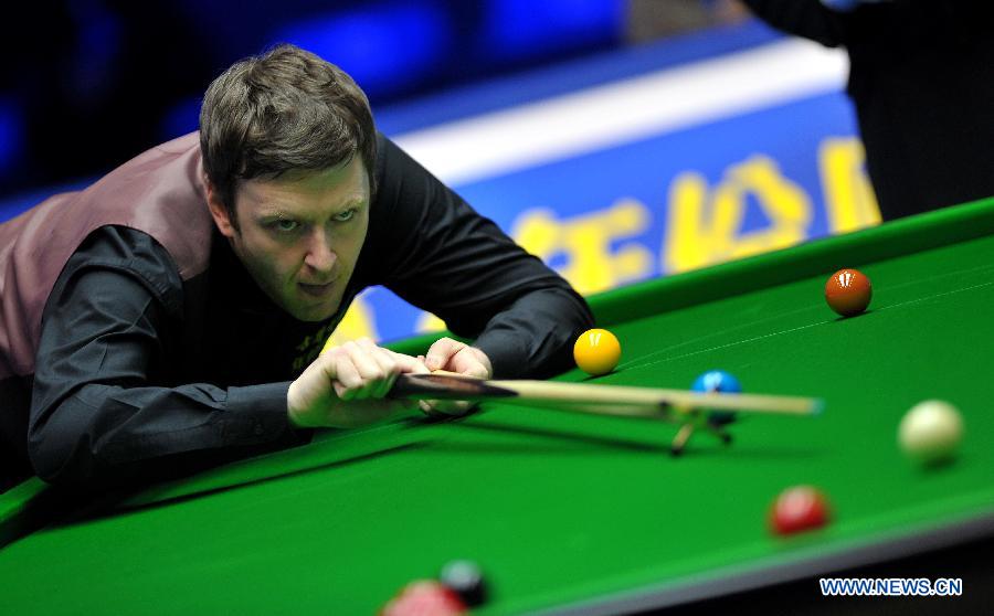 Ricky Walden of England competes during the first round match against Peter Ebdon of England at the Haikou World Open snooker tournament in Haikou, capital of south China's Hainan Province, Feb. 25, 2013. Walden won 5-2. (Xinhua/Guo Cheng)