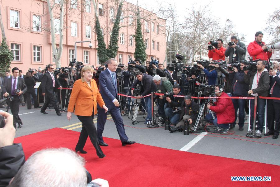 Turkish Prime Minister Recep Tayyip Erdogan (R) welcomes visiting German Chancellor Angela Merkel in Ankara, Turkey, Feb. 25, 2013. (Xinhua/Mohammad Abu Ghosh) 