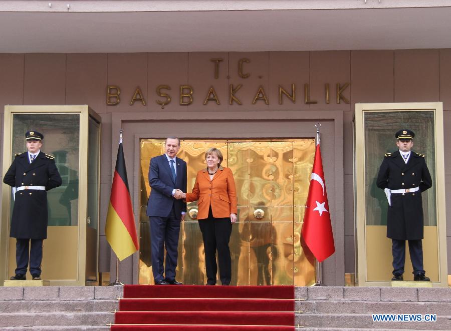 Turkish Prime Minister Recep Tayyip Erdogan (2nd, L) shakes hands with visiting German Chancellor Angela Merkel in Ankara, Turkey, Feb. 25, 2013. (Xinhua/Mohammad Abu Ghosh) 
