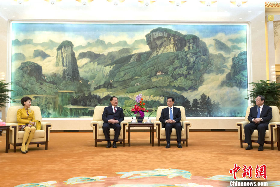 Chinese President Hu Jintao (2nd R) meets with visiting Honorary Chairman of the Kuomintang Lien Chan (2nd L) at the Great Hall of the People in Beijing, capital of China, Feb. 26, 2013. (Xinhua/Pang Xinglei)