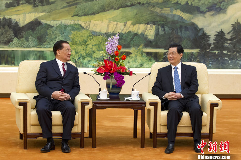 Chinese President Hu Jintao (2nd R) meets with visiting Honorary Chairman of the Kuomintang Lien Chan (2nd L) at the Great Hall of the People in Beijing, capital of China, Feb. 26, 2013. (Xinhua/Pang Xinglei)