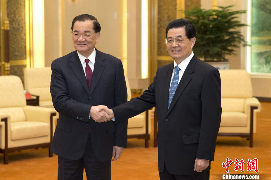 Chinese President Hu Jintao (2nd R) meets with visiting Honorary Chairman of the Kuomintang Lien Chan (2nd L) at the Great Hall of the People in Beijing, capital of China, Feb. 26, 2013. (Xinhua/Pang Xinglei)