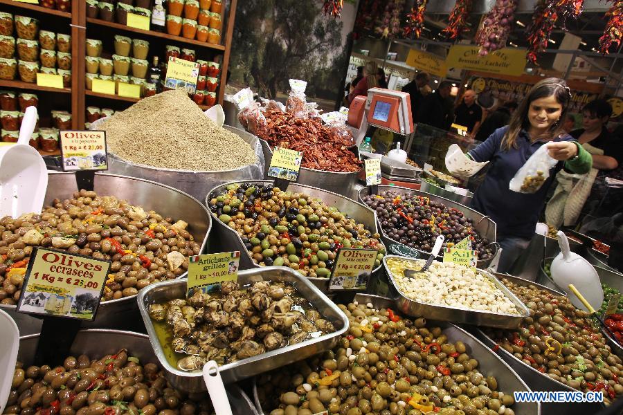 Olives are exhibited at the 50th Paris International Agricultural fair at the Porte de Versailles exhibition center in Paris, France, Feb. 25, 2013. The annual fair with the participation of more than 1000 exhibitors from 22 countries and regions, runs till March 3, 2013. (Xinhua/Gao Jing) 
