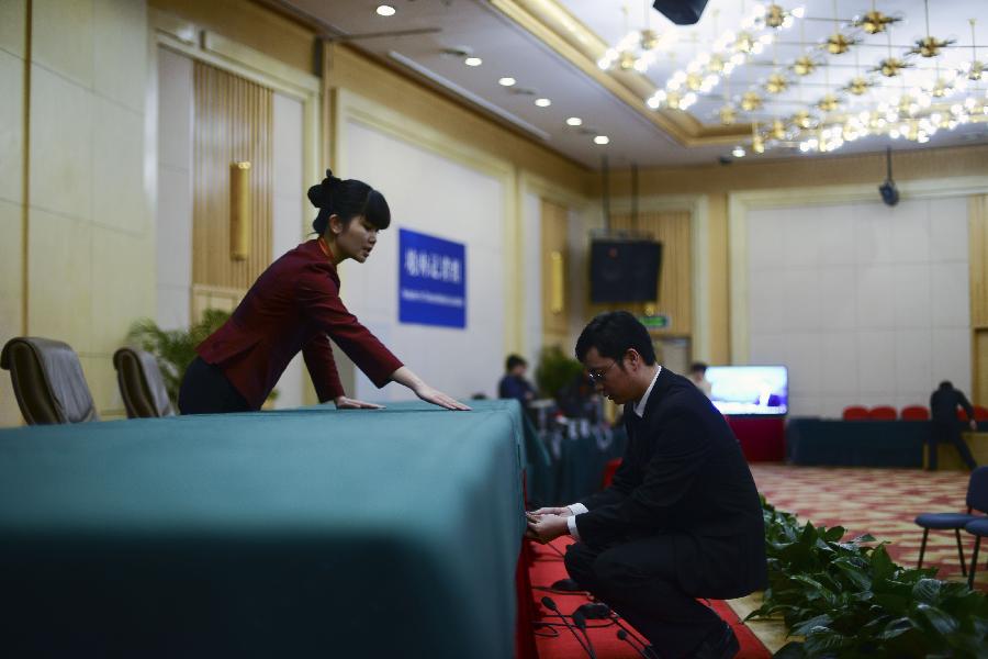 Two staff members do preparatory work in a press room of the press center for the 2013 sessions of the National People's Congress (NPC) and the Chinese People's Political Consultative Conference (CPPCC) in Beijing, capital of China, Feb. 26, 2013. The upcoming annual sessions of the NPC, China's top legislature, and the CPPCC, the country's top political advisory body, launched a press center Tuesday in the Media Center Hotel in downtown Beijing. (Xinhua/Jin Liangkuai) 