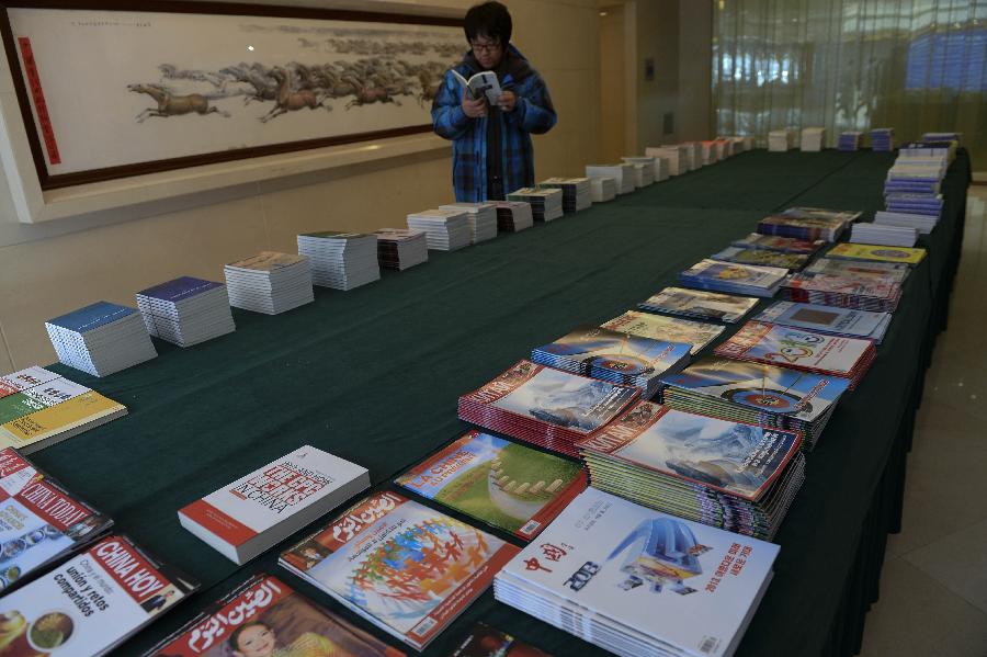 A journalist reads reference materials at the press center for the 2013 sessions of the National People's Congress (NPC) and the Chinese People's Political Consultative Conference (CPPCC) in Beijing, capital of China, Feb. 26, 2013. The upcoming annual sessions of the NPC, China's top legislature, and the CPPCC, the country's top political advisory body, launched a press center Tuesday in the Media Center Hotel in downtown Beijing. (Xinhua/Jin Liangkuai) 