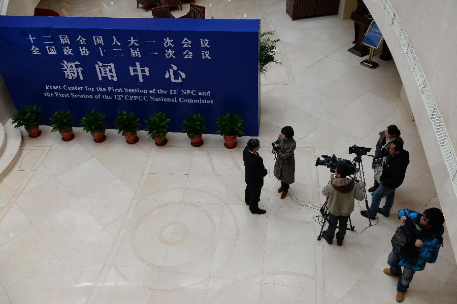 Journalists do interview at the press center for the 2013 sessions of the National People's Congress (NPC) and the Chinese People's Political Consultative Conference (CPPCC) in Beijing, capital of China, Feb. 26, 2013. The upcoming annual sessions of the NPC, China's top legislature, and the CPPCC, the country's top political advisory body, launched a press center Tuesday in the Media Center Hotel in downtown Beijing. (Xinhua/Jin Liangkuai) 
