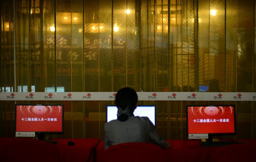 A staff member does computer tests at the press center for the 2013 sessions of the National People's Congress (NPC) and the Chinese People's Political Consultative Conference (CPPCC) in Beijing, capital of China, Feb. 26, 2013. The upcoming annual sessions of the NPC, China's top legislature, and the CPPCC, the country's top political advisory body, launched a press center Tuesday in the Media Center Hotel in downtown Beijing. (Xinhua/Jin Liangkuai)