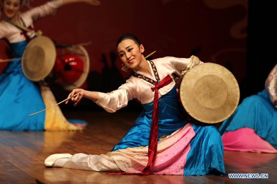 Chinese artists perform traditional dance during the "Chinese Spring Festival 2013" at FICCI Auditorium in New Delhi, India, Feb. 25, 2013. The Chinese Embassy to India and the India China Economic and Cultural Council organized the "Chinese Spring Festival 2013" Monday to showcase Chinese music, dance, and martial art. (Xinhua/Li Yigang) 