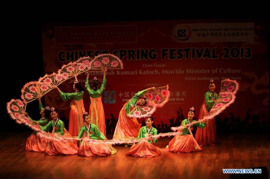 Chinese artists perform traditional dance during the "Chinese Spring Festival 2013" at FICCI Auditorium in New Delhi, India, Feb. 25, 2013. The Chinese Embassy to India and the India China Economic and Cultural Council organized the "Chinese Spring Festival 2013" Monday to showcase Chinese music, dance, and martial art. (Xinhua/Li Yigang) 