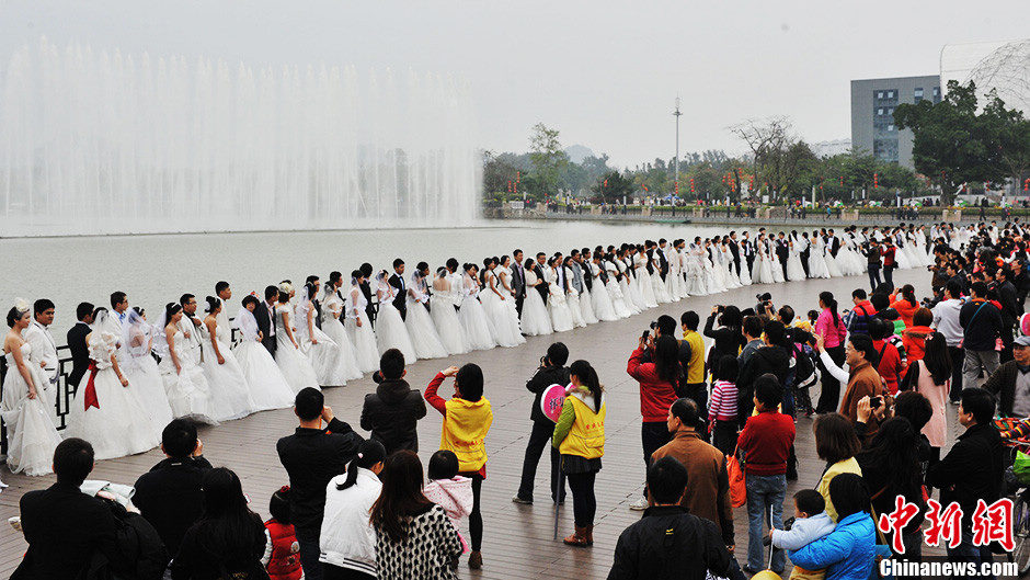 Couples receive the blessing from the public. (Chinanews/Huang Yaohui)