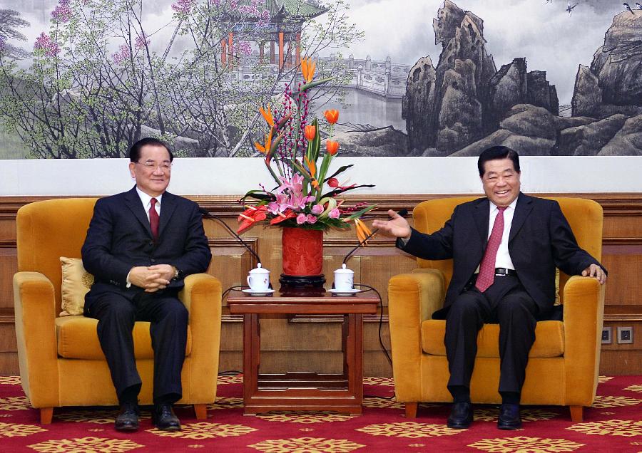 Jia Qinglin (R), chairman of the National Committee of the Chinese People's Political Consultative Conference, meets with Honorary Chairman of the Kuomintang Lien Chan, in Beijing, capital of China, Feb. 26, 2013. (Xinhua/Li Tao)