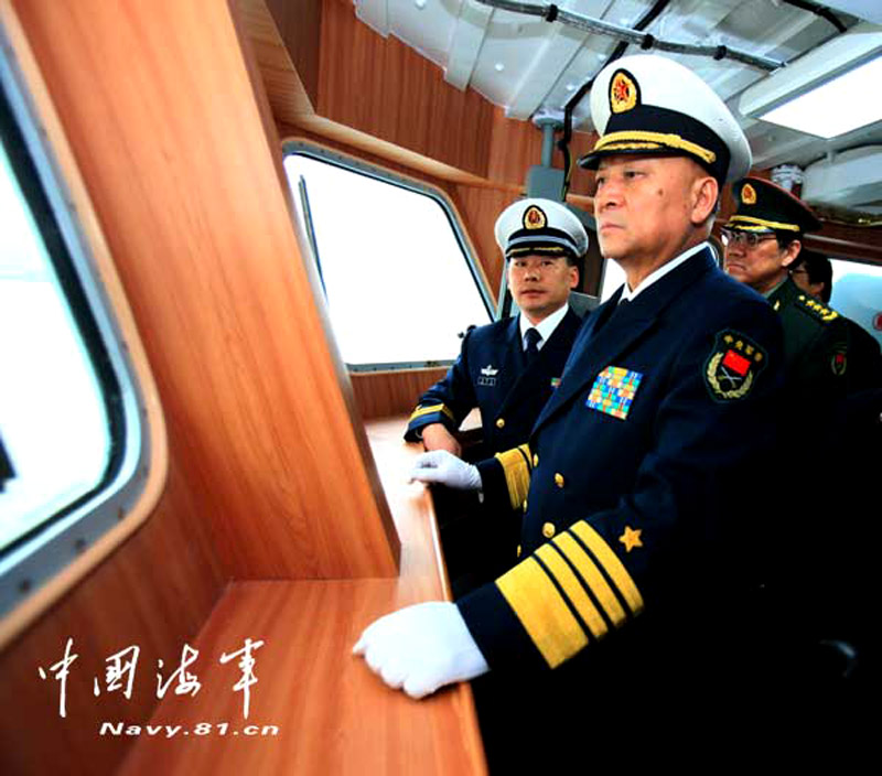 The picture shows that Adm. Wu Shengli, commander of the Navy of the Chinese People's Liberation Army (PLA), inspects the first new-type frigate with hull number 582 on the afternoon of February 25, 2013. (Photo by Dai Zongfeng)