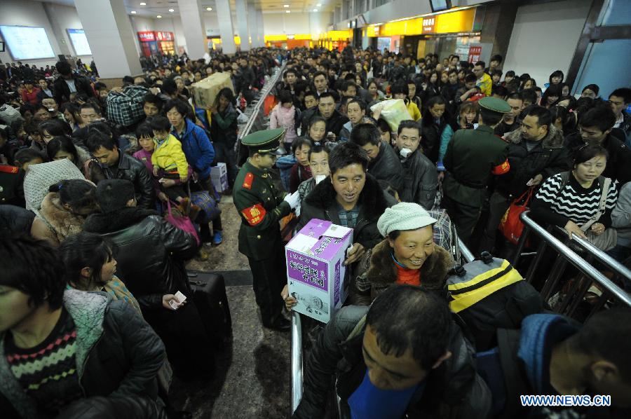 Passengers get ready to take their trains at the railway station in Chengdu, capital of southwest China's Sichuan Province, Feb. 26, 2013. Chengdu rail station saw a new round travel peak as migrant workers and college students left Chengdu after the annual Spring Festival holidays. (Xinhua/Xue Yubin) 