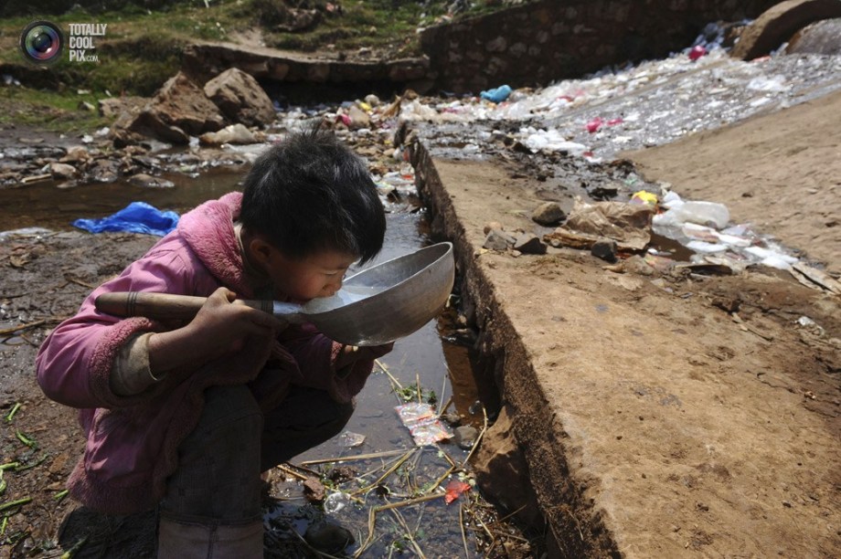 A child drinks polluted water in Fuyuan. (File Photo)