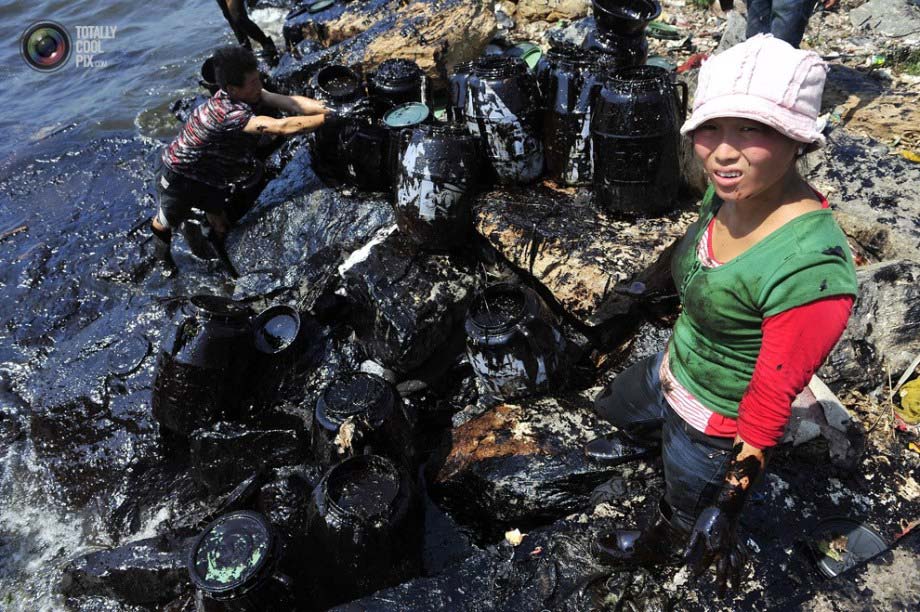 Fishermen clean up leaked oil in Dandong, Liaoning. (File Photo)