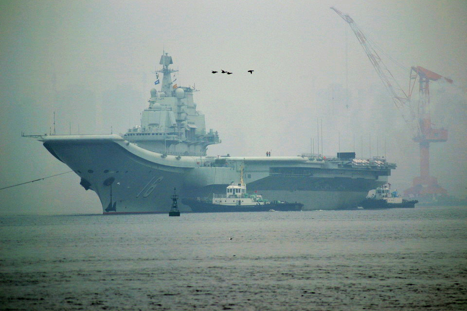 China's first aircraft carrier, the Liaoning, anchored for the first time in a military port in Qingdao, eastern Shandong province on Wednesday morning. (Photo: huanqiu.com)